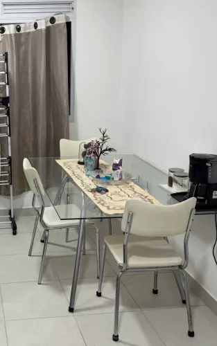 Mesa de vidro com 3 cadeiras