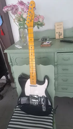 Guitarra Tagima preta e branca