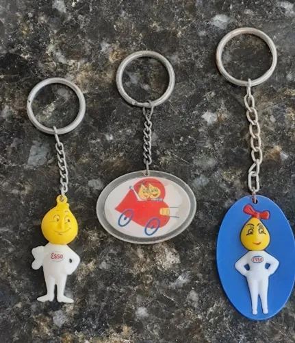 Três chaveiros antigos da ESSO.