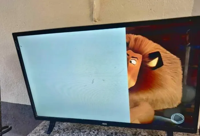 tv smart 32 tela nao ta quebrada deu so isso na tela ai