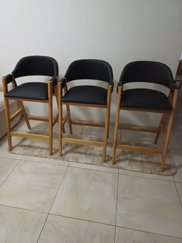 Banquetas toda em madeira maciça com assento no courino