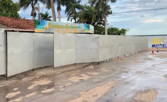 Fechamento em placas metálicas 