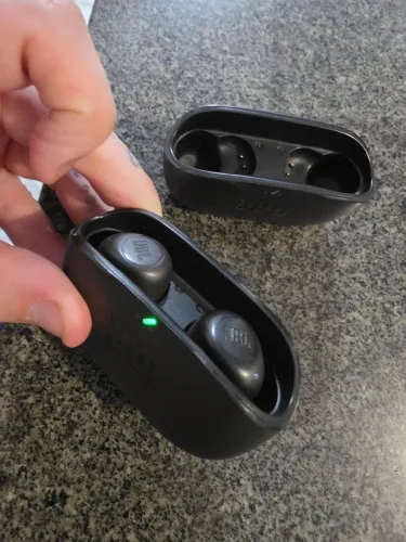 CAIXA DE FONE E CAIXA COM FONE DE OUVINDO JBL WAVE BUDS 