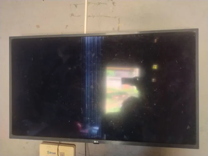 Estou vendendo está TV LG 43 polegadas, observação: está com a tela queimada.