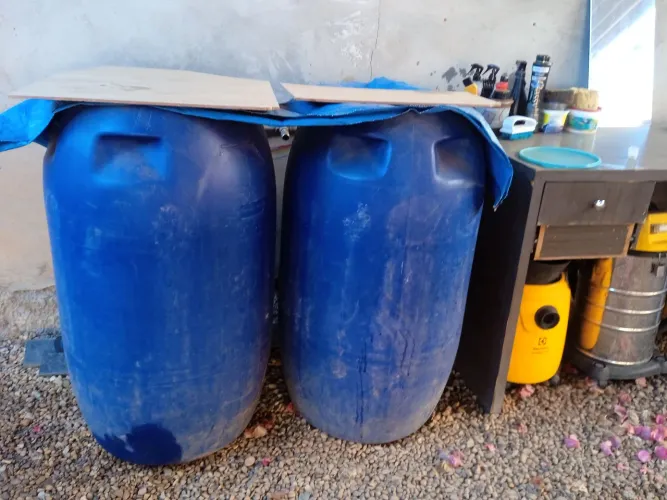 Vendo dois tambores de 100 litros