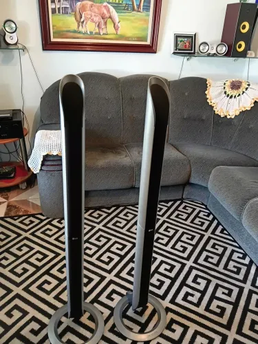2 caixas lhe tipo torre impedância de 8hms pode ser usada em receiver