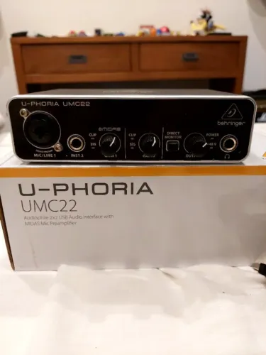 Interface Behringer UMC22 + Microfone BM-800 + Suporte e acessórios