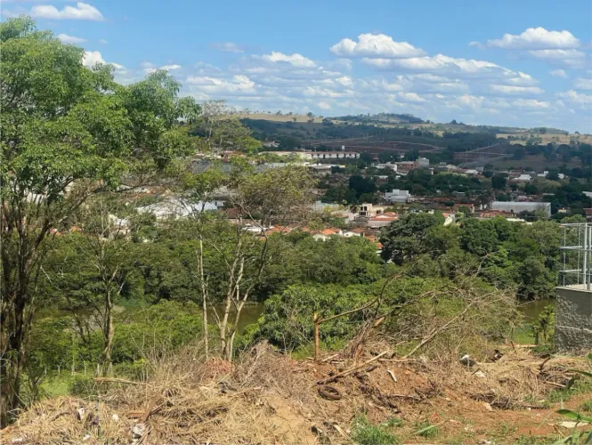 TERRENOS 1.160M2 COM VISTA PARA O RIO DAS ALMAS