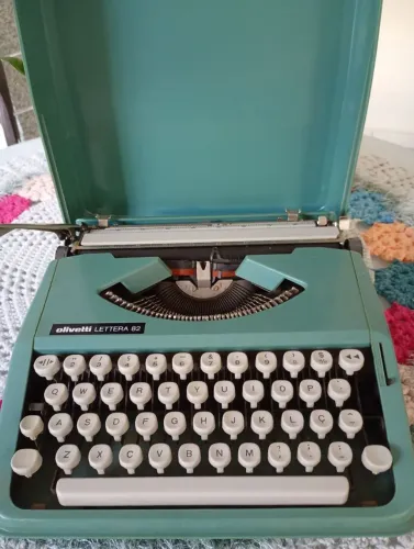 Máquina de escrever Olivetti Lattera 82