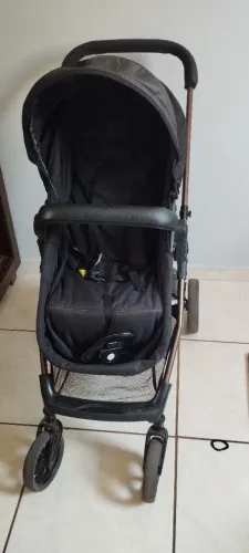Carrinho de bebê com bebê conforto. Galzerano.