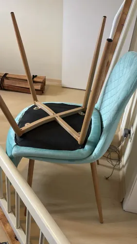 Duas cadeiras de forro veludado cor azul celeste