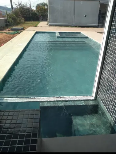 Piscinas de vinil e azulejo