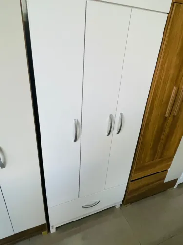 Roupeiro 3 portas branco uma gaveta grande novo peça única ?