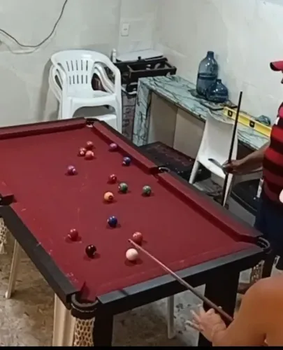 Mesa de bilhar completa . Uma diversão para a família inteira.