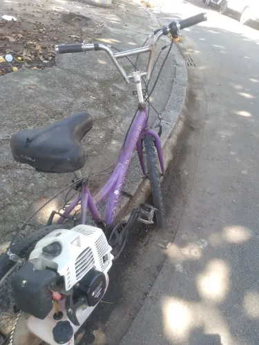 Bicicleta motorizada com motor de roçadeira 