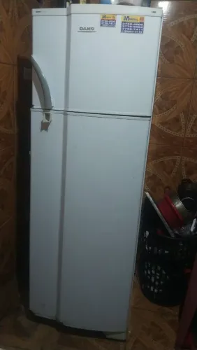 Vendo geladeira branca congelando muito Eletrolux vendo
