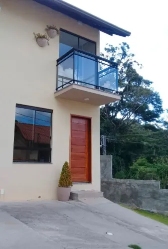 Casa de dois andares recém construída com móveis planejados