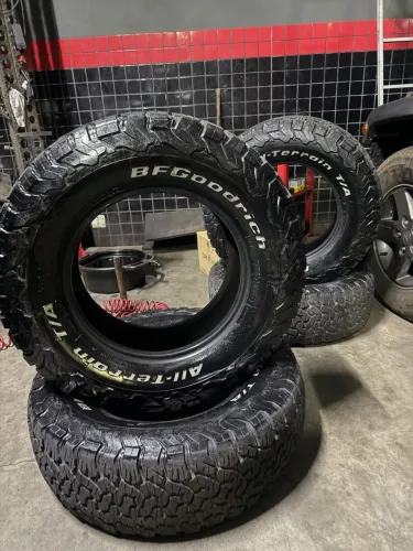 2900,00 o jogo!!! 4 pneus BF Goodrich 265/70R17 muito novos. Jeep, Hilux, S10,