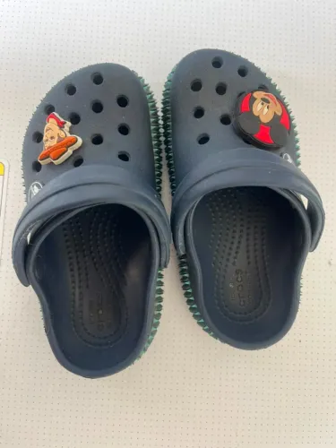 Sandália Crocs Original Infantil com Apliques (Jibbitz) Mickey e Woody