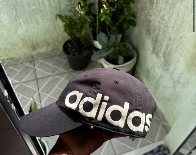 Boné Adidas letreiro