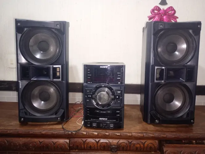 Vendo novíssimo Aparelho de som Sony MHC GTA66H, com duas caixas de som.
