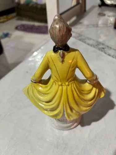 Antiga Estatueta Bibelô Fidalgo Em Porcelana Pintada À Mão