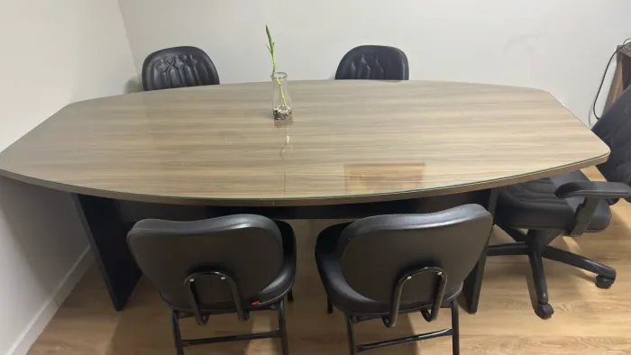 Mesa para reunião com cadeiras