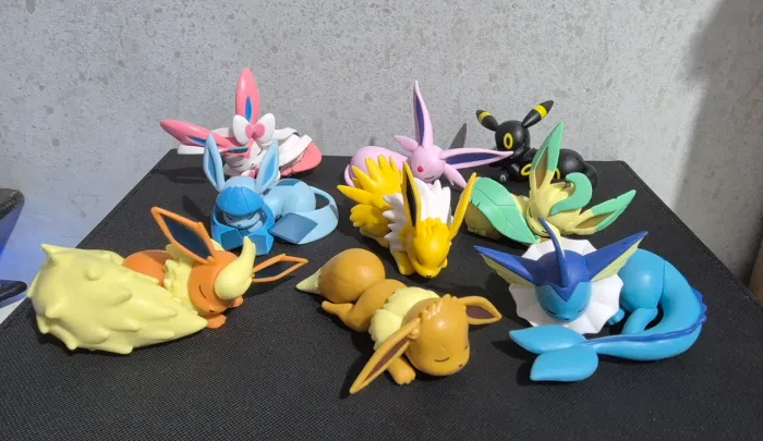 Coleção Miniaturas Pokemon Eevees e evoluções