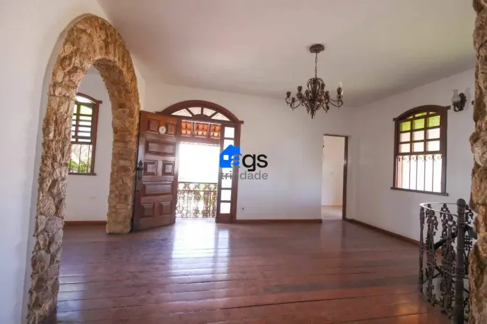 Casa em Sagrada Família com 347 m² , 6 quarto(s) , 2 suíte(s) , 4 vaga(s).
