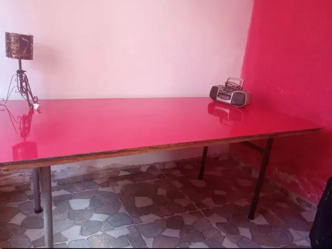 MESA MADEIRA EM VERMELHO EM EXCELENTE ESTADO