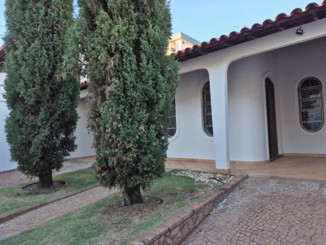 Casa para Venda em Uberlândia, Tabajaras, 3 dormitórios, 1 suíte, 2 banheiros, 4 vagas