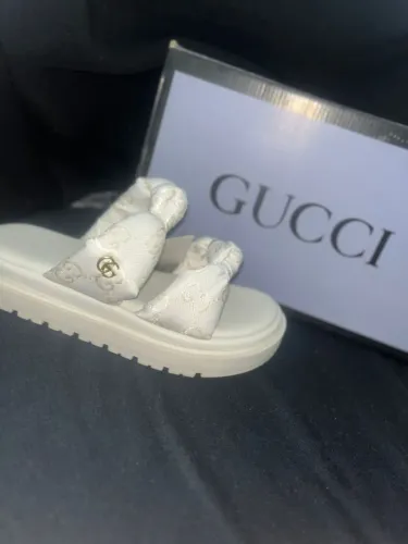 Sandália Gucci numeros de 35 ao 39 - R$ 250,00