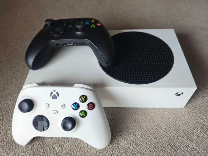 Xbox Series S com 2 controles