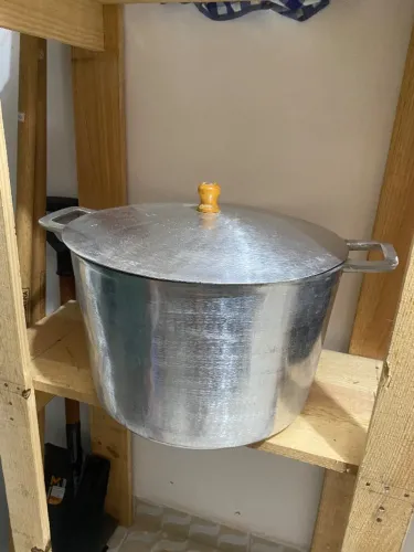 Panela de alumínio fundido, bem pesada. 50L.