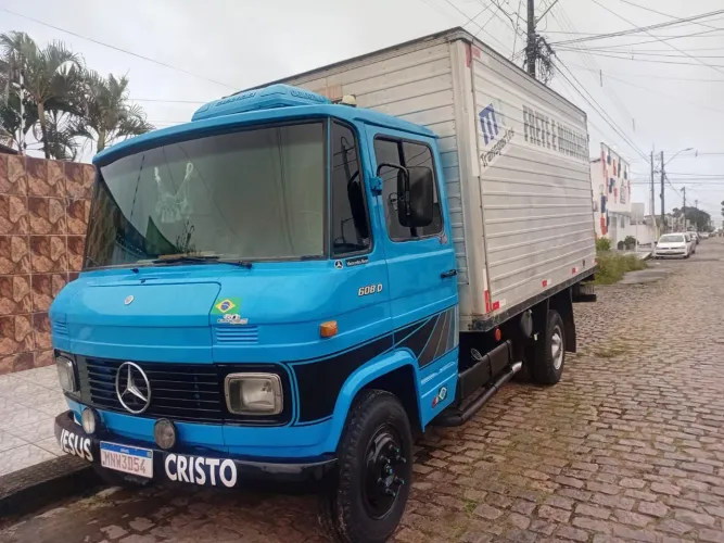 Vendo Caminhão Baú Mercedes Benz 608D, bem conservado - NO WHATSAPP