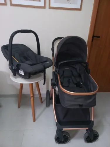 Carrinho de passeio com bebê conforto