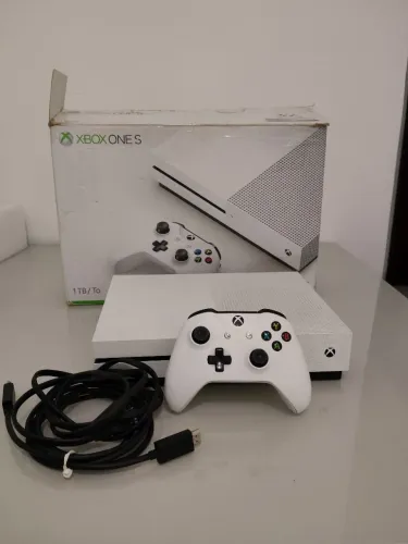 Xbox one s 1TB + Um Controle