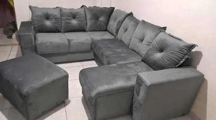SOFÁ DE CANTO + PUFF EM PROMOÇÃO