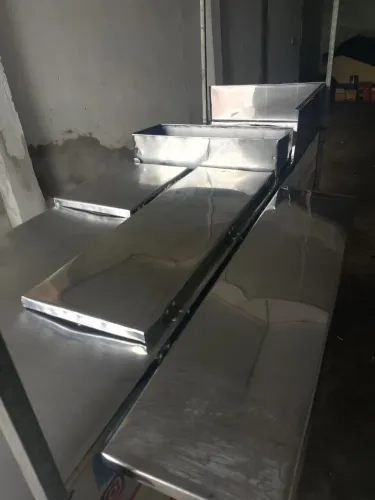 Carrinho móvel para comércio de lanches. 