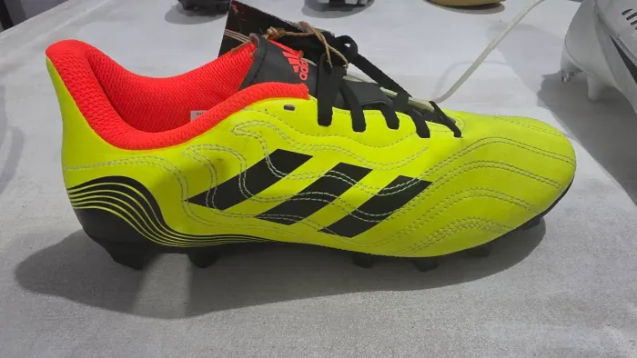 Chuteira adidas 