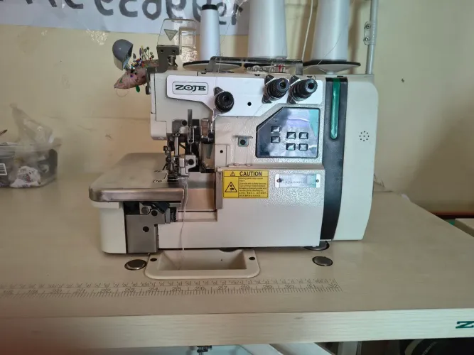 Máquina de costura Overloque Zoje
