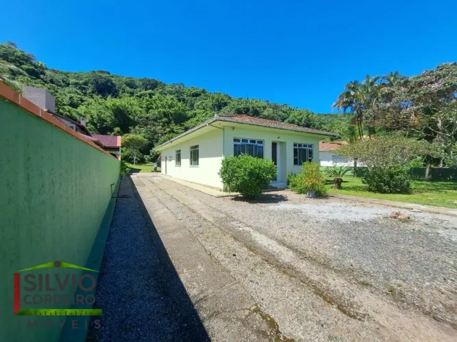 Casa em Amplo Terreno Próximo à Lagoa - Barra da Lagoa