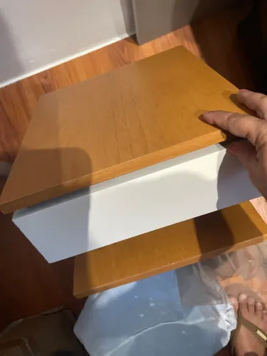 Criado-mudo suspenso com gaveta,  (off-white/fendi) e tampo amadeirado.
