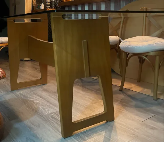 Vendo mesa de Jantar retangular 180x100 cm, tampo em vidro temperado.