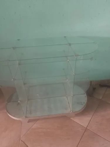 Vende se mesa de repor coisas pra vender em loja de vidro
