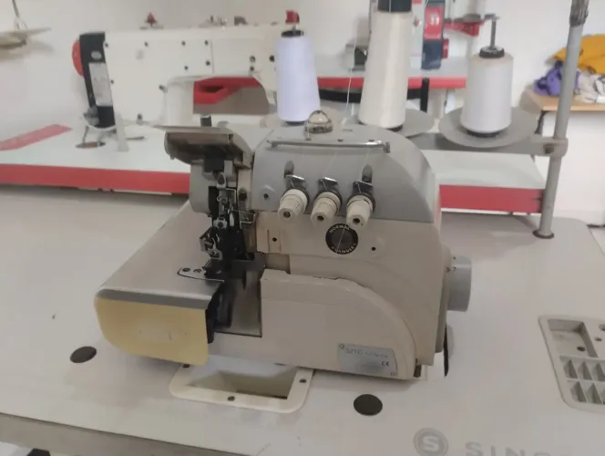 Máquina industrial overlok