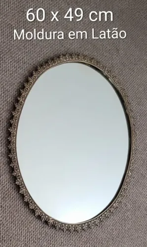 ESPELHO OVAL ANTIGO VINTAGE COM MOLDURA TRABALHADA EM LATÃO, FUNDIÇÃO ARTESANAL 60X49 CM