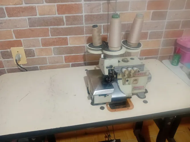 ? Overlock Singer em ótimo estado, pronta pra trabalhar!