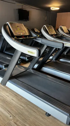 Esteira technogym 