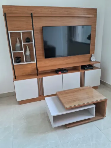 Painel com rack e mesa de centro